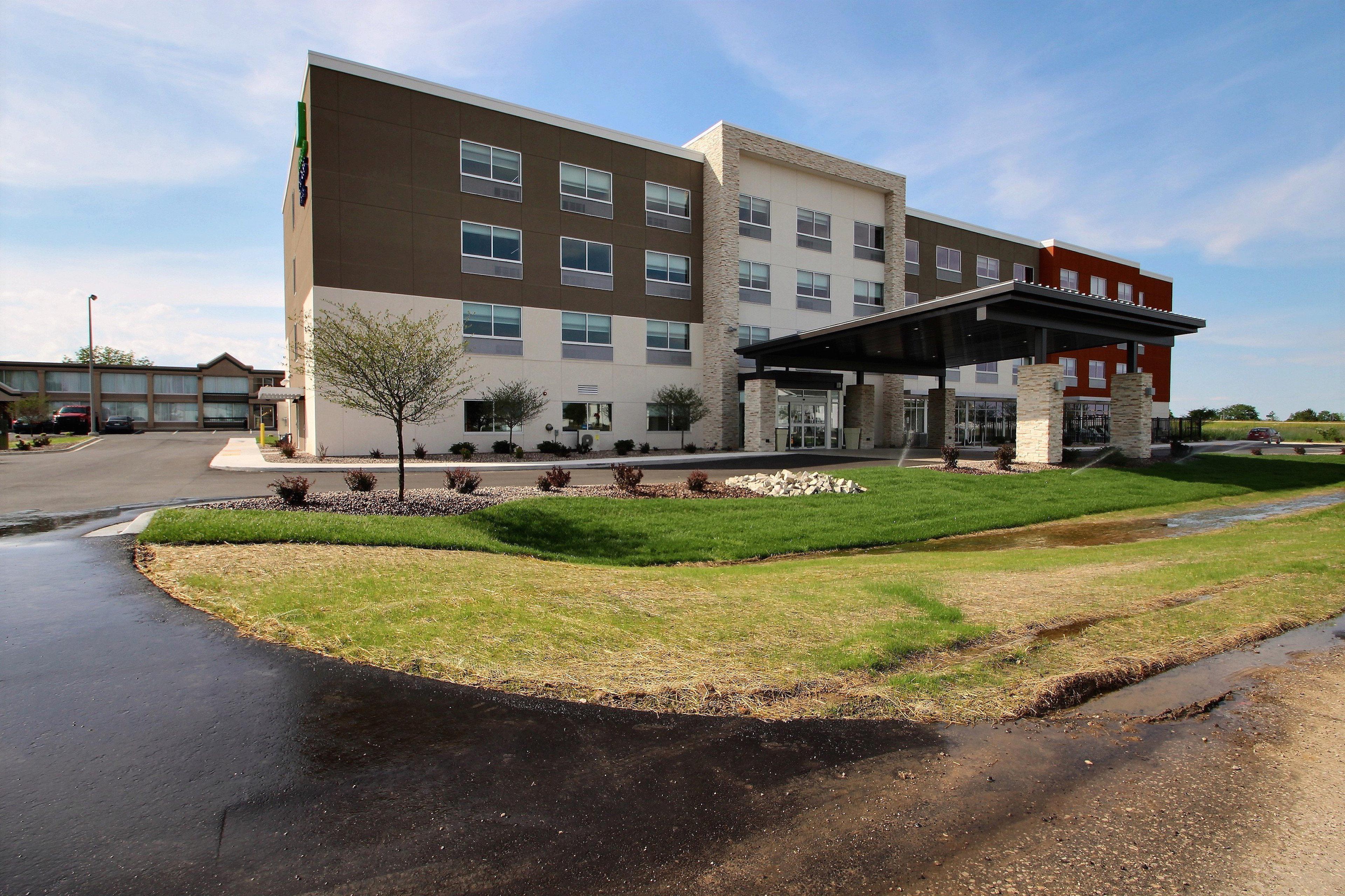 Holiday Inn Express & Suites Fond Du Lac By Ihg Exterior foto
