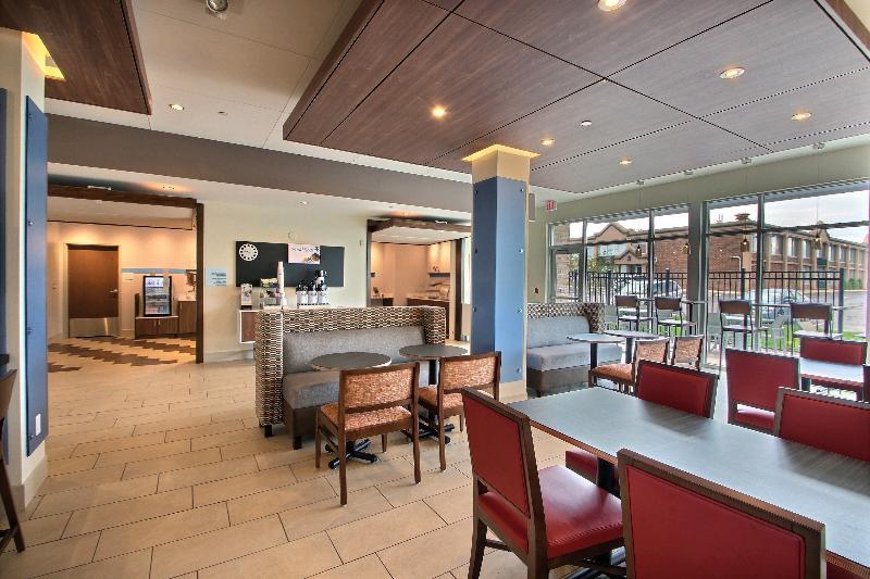 Holiday Inn Express & Suites Fond Du Lac By Ihg Exterior foto